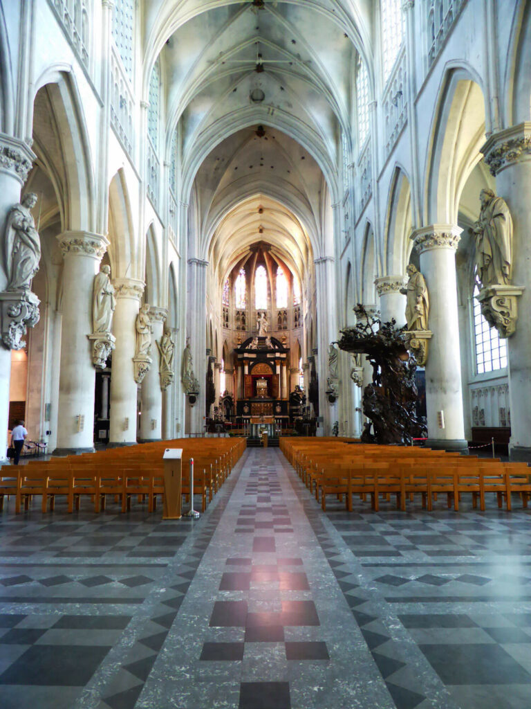 Het interieur van de Sint-Romboutskathedraal van Mechelen
